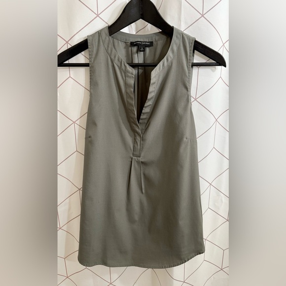 Banana Republic Gray Top - Picture 1 of 3